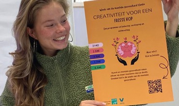 Foto Zenne Met Poster Creativiteit Voor Een Frisse Kop